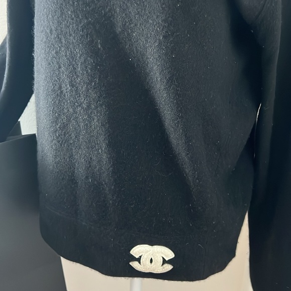 CHANEL CASHMERE black Sweater SIZE 44 White CC logo bottom right - Picture 2 of 9